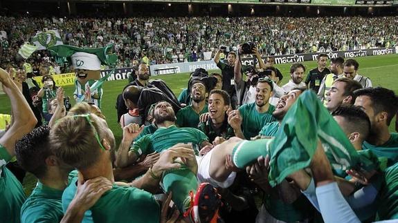 Los béticos celebran el ascenso. 