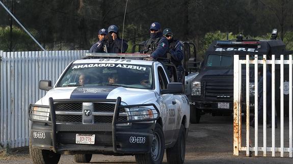 Policías mexicanos patrullan el lugar del enfrentamiento.