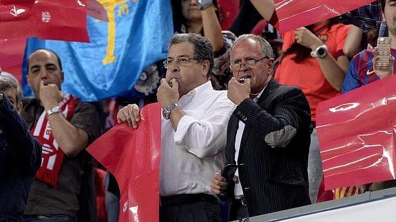 Aficionados pitan el himno nacional en el Camp Nou. 