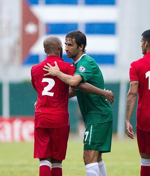 Raúl abraza a un jugador del equipo cubano. 