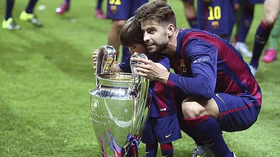 Piqué celebra el título junto a su hijo. 