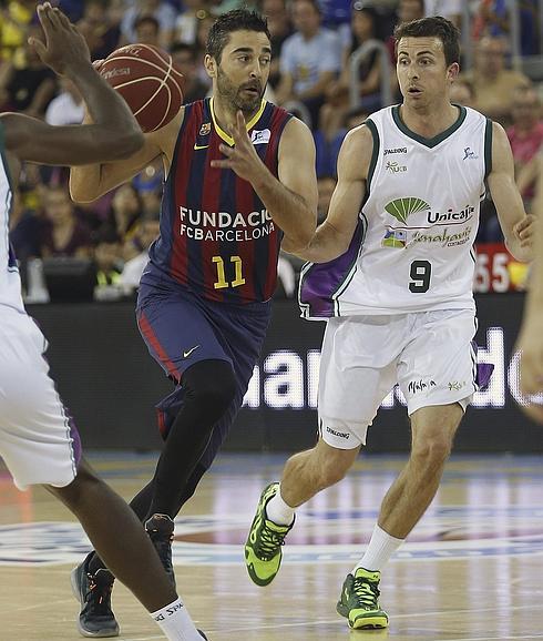 Juan Carlos Navarro, del Barcelona, intenta superar a Ryan Toolson.