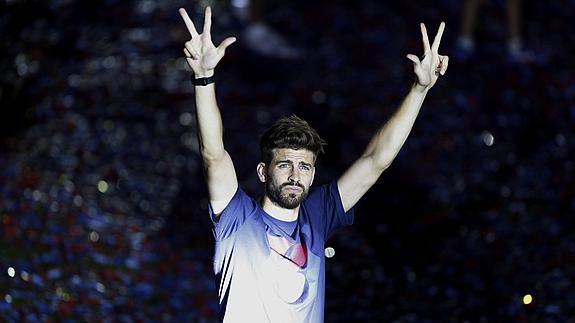 Piqué saluda a los aficionados. 