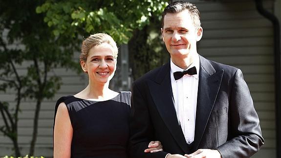 Iñaki Urdangarín y Cristina de Borbón, durante una boda en 2013.