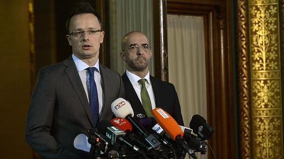 El ministro de Exteriores húngaro, Peter Szijjarto (izda), en rueda de prensa. 