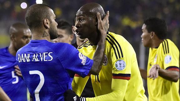 Alves (i) discute con Ibarbo. 