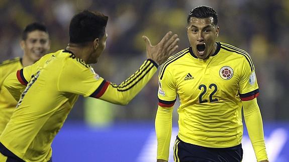 El defensa colombiano Jeison Murillo (d) celebra el gol de Colombia.