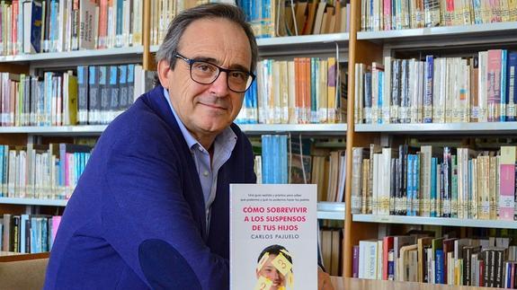 Carlos Pajuelo, con su libro. 