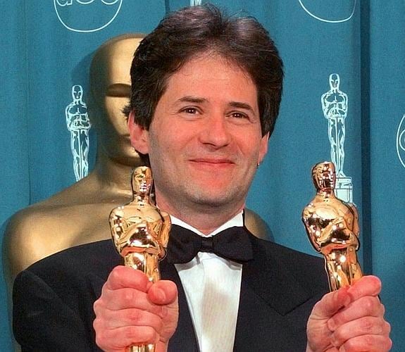 El compositor James Horner posa con los dos Oscar conseguidos con 'Titanic'. 