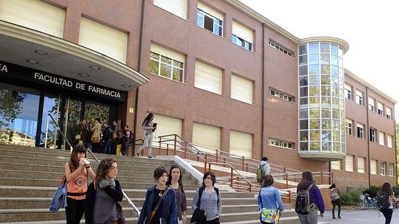 Alumnos saliendo de la Facultad de Farmacia de la UPV, en Vitoria.