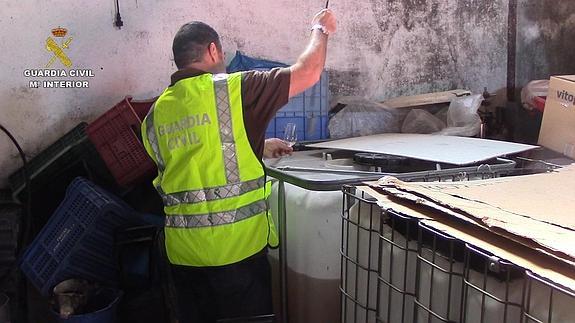 Un guardia civil, durante la operación.