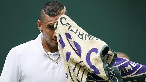 Kyrgios se seca el sudor. 