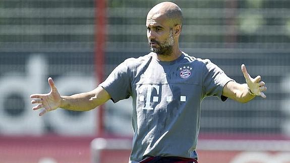 Guardiola dirige un entrenamiento. 