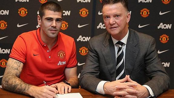 Valdés y Van Gaal, el día que el portero firmó el contrato. 