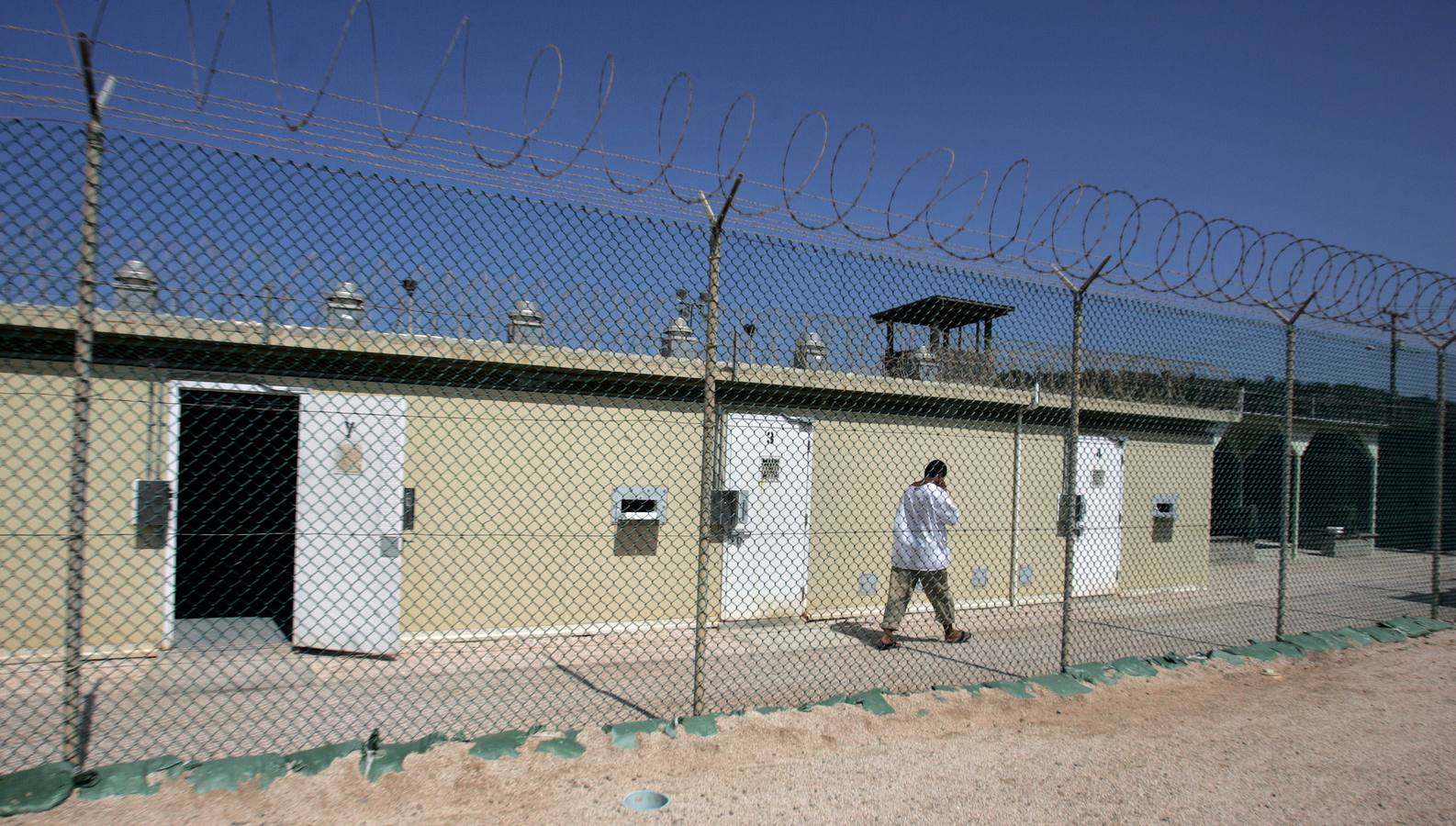 Un preso camina por la base norteamericana de Guantánamo en Cuba.