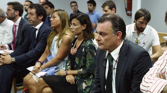 El presidente del Eibar, Álex Aranzabal (2i), y el director de Planificación y Gestión del Elche, Julio Martínez (d). 