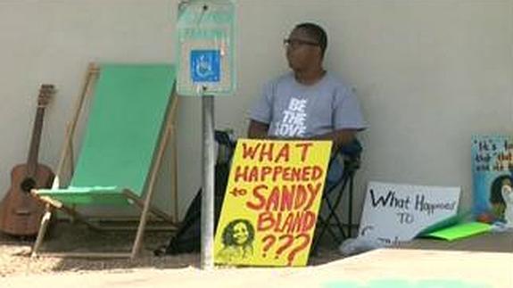 Un activista protesta tras la muerte de Sandra Bland.