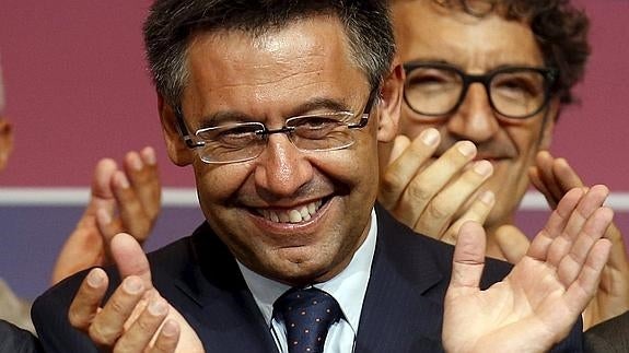 Bartomeu aplaude. 