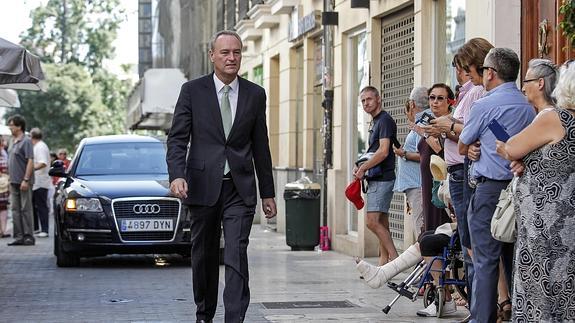 El ex president Alberto Fabra ha llegado solo esta mañana a Les Corts al acto de toma de posesión del socialista Ximo Puig como president de la Generalitat de la IX legislatura. EFE/Manuel Bruque.