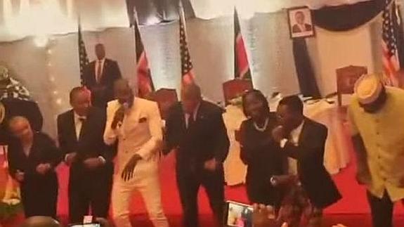 Obama, bailando el 'Lipala' en Kenia.