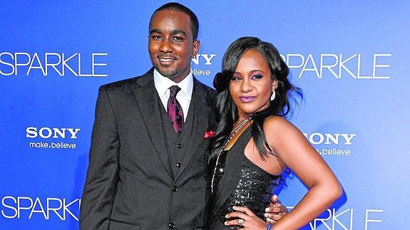 Bobbi Kristina Brown (d) y su hermano adoptivo y  novio Nick Gordon (i).