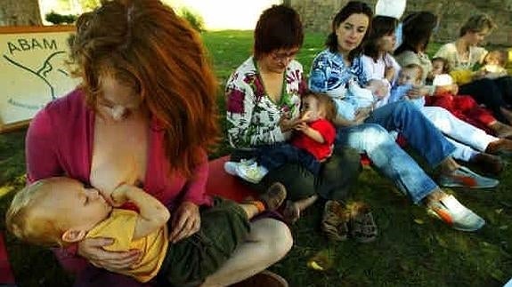 Mujeres amamantando a sus hijos en un parque de Mallorca.