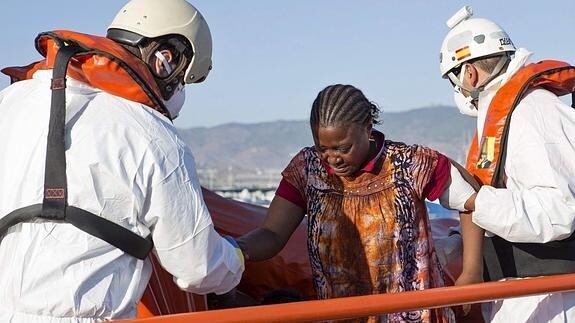 Una inmigrante subsahariana es atendida en el puerto de Motril.