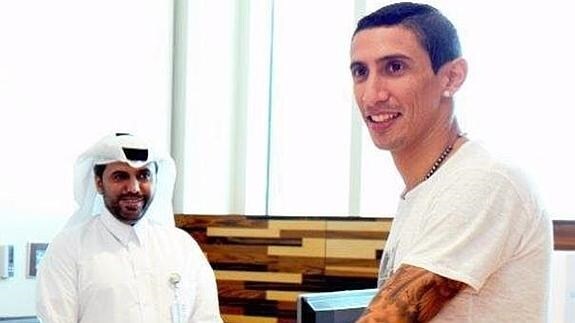 Di María (d), antes de pasar reconocimiento con el PSG. 