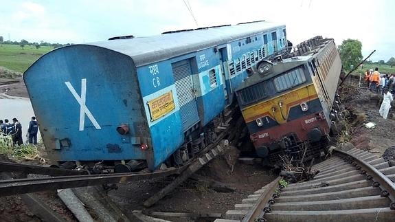 Los trenes, tras descarrilar. 