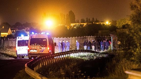 Policías franceses interceptan a un grupo de inmigrantes afganos cerca de Calais.