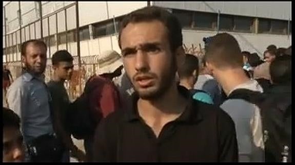 Un inmigrante expone su situación a cámara.