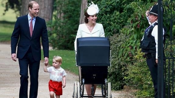 Los duques de Cambridge, junto a sus hijos.