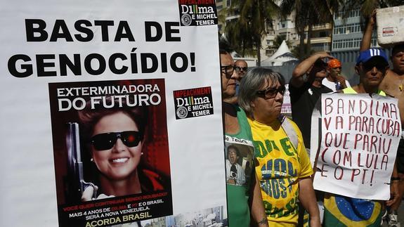 Un grupo de manifestantes, junto a la playa de Copacabana.