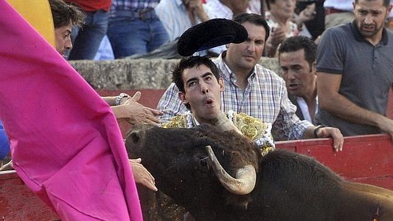 Momento de la cogida del diestro malagueño Jiménez Fortes.