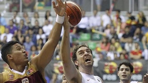 Pau Gasol lucha por un balón. 