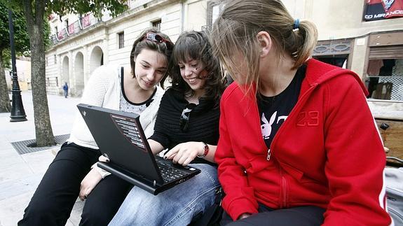 Los jóvenes con estudios superiores adquieren libros en internet.