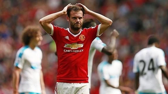 Juan Mata se lamenta tras el empate ante el Newcastle. 