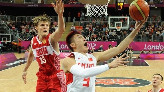 Kirilenko (i), en un partido con la selección rusa. 