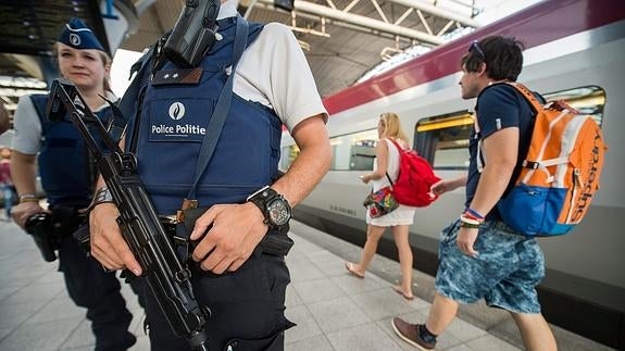 Policías belgas refuerzan la seguridad.