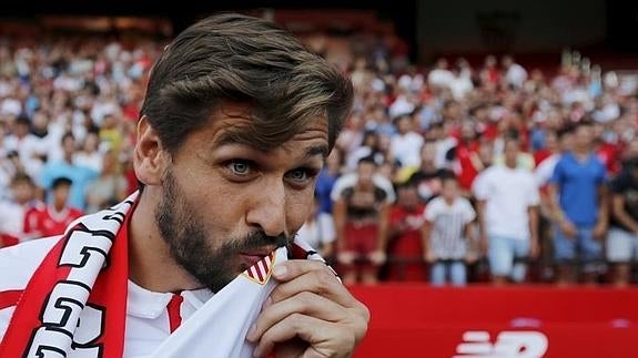 Fernando Llorente besa el escudo del Sevilla. 