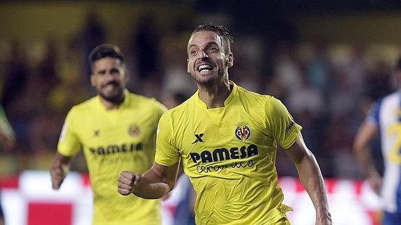 Roberto Soldado celebra el primer gol del Villarreal. 
