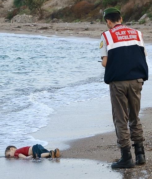 Un policía, junto al cadáver de un niño en la playa turca de Bodrum.