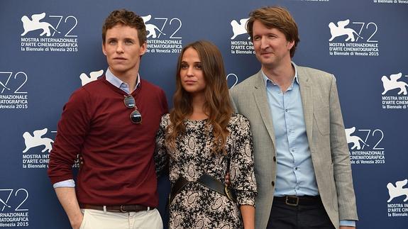 Eddie Redmayne, Alicia Vikander y Tom Hooper, durante la presentación de 'The Danish Girl' en Venecia.