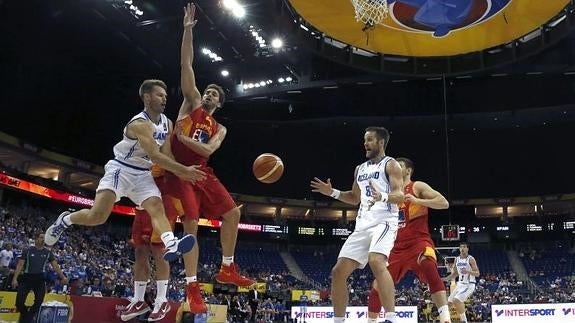 Pau Gasol defiende una jugada de Islandia. 