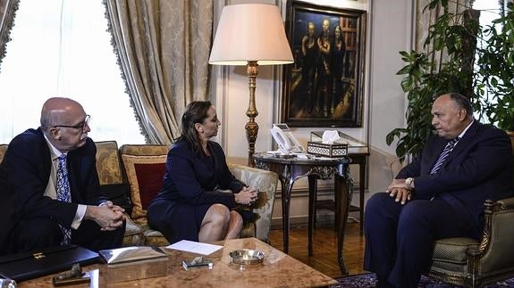 Claudia Ruiz Massieu reunida con Sameh Shoukry. 