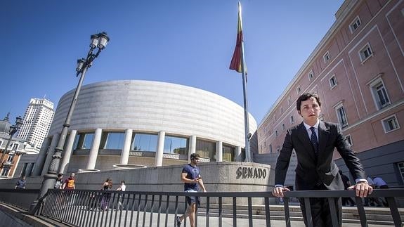 Francisco Nicolás Gómez posa en la sede del Senado. 