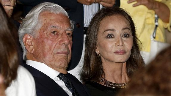 Mario Vargas Llosa, acompañado de Isabel Preysler. 