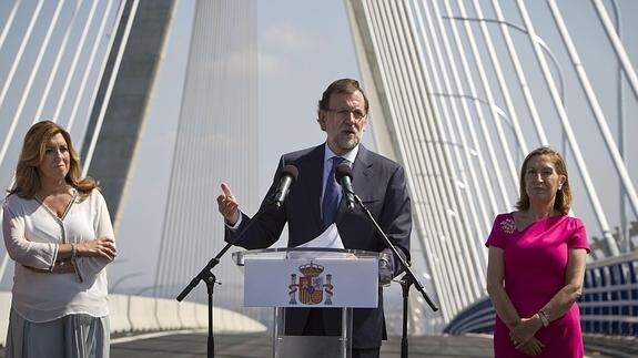 Mariano Rajoy (c), junto a Susana Díaz (i) y Ana Pastor en la inauguración del puente "Constitución de 1812".