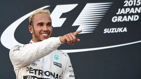 Hamilton celebra su victoria.