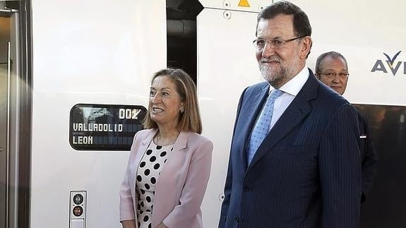 Pastor y Rajoy, en el viaje inaugural del AVE Valladolid-Palencia-León. 